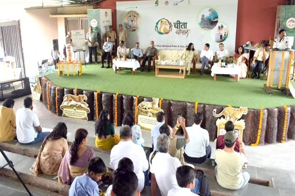 चीता चौपाल के मंच और प्रदर्शनी के सामने बैठे विद्यार्थी और अतिथि