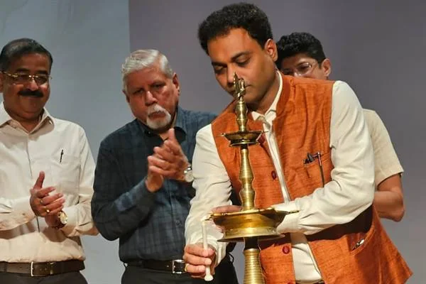 कार्यक्रम में दीप प्रज्वलित करते नगरीय विकास आयुक्त संकेत भोंडवे और अतिथि