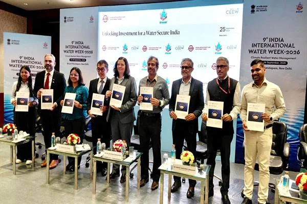 भारत अंतर्राष्ट्रीय जल सप्ताह के मंच पर रिपोर्ट विमोचन करते विशेषज्ञ और अधिकारी