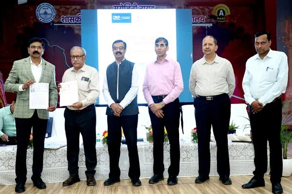 अप्रेंटिसशिप एम्बेडेड डिग्री प्रोग्राम समझौता समारोह में दस्तावेज दिखाते प्रतिनिधि