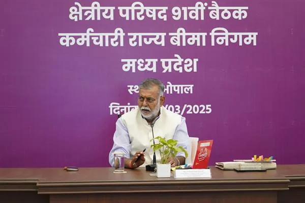 ईएसआईसी क्षेत्रीय परिषद की बैठक में श्रम मंत्री अधिकारियों के साथ मंच पर