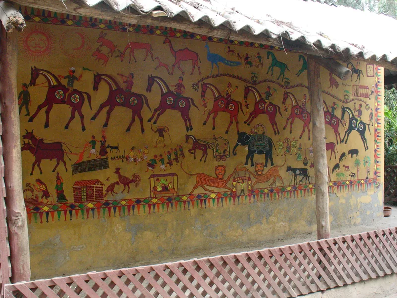 दिल्ली के Crafts Museum में दीवार पर प्रदर्शित पिथोरा चित्र, जिसमें घोड़े और अन्य आकृतियाँ हैं